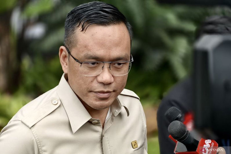 Direktur Utama Pertamina Simon Aloysius Mantiri menjawab pertanyaan wartawan saat tiba di Istana Kepresidenan RI, Jakarta, Jumat (19/9/2025), untuk menghadap Presiden Prabowo Subianto. (FOTO: ANTARA/Andi Firdaus)