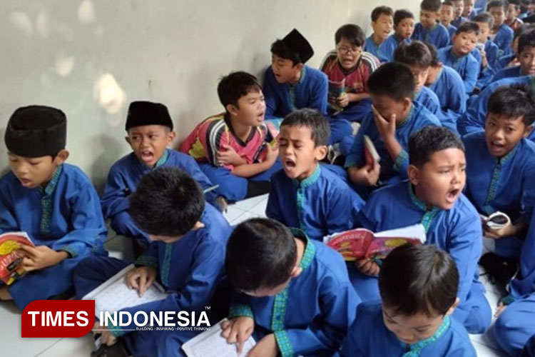 Siswa SDN Purworejo 01 Geger,  Kabupaten Madiun mengikuti kegiatan pembiasaan tiga bahasa. (Foto: Yupi Apridayani/TIMESIndonesia)