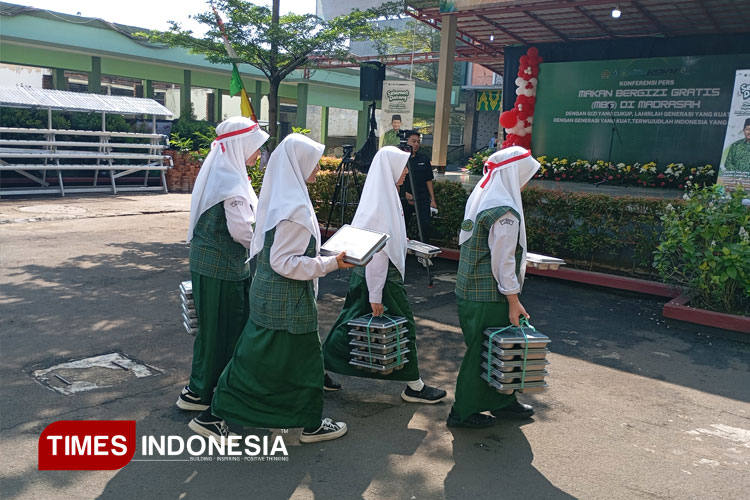 Dugaan Dapur MBG Fiktif, Mensesneg Buka Suara
