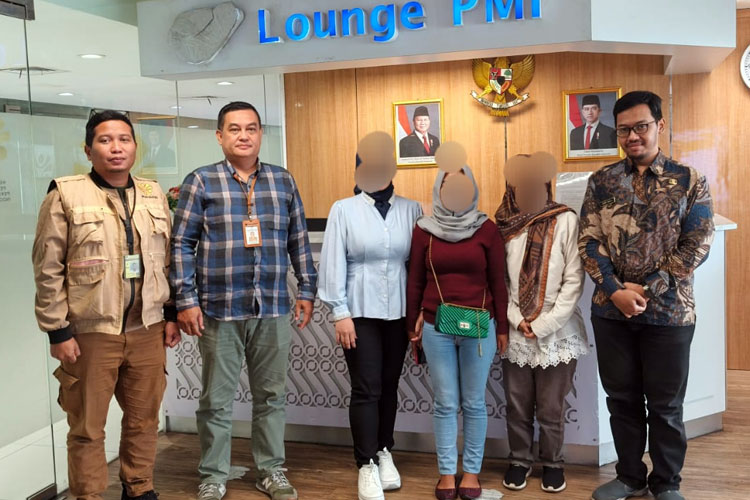 Tiga Calon PMI Non Prosedural berhasil diselamatkan saat akan diberangkatkan ke Malaysia. (Foto: Disnaker Kota Banjar)