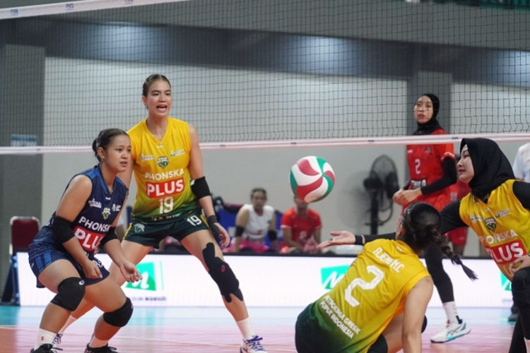Petrokimia (kuning) memastikan satu tempat di final four Livoli Divisi Utama 2025 setelah menang 3-0 atas Jenggolo. (Foto: PBVSI)