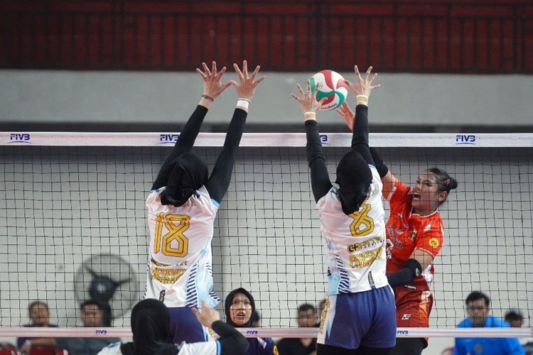 Tim voli putri TNI AU Electric (putih) Hempaskan Bandung Tectona dengan kemenangan 3-0 di Livoli Divisi Utama 2025. (Foto:PBVSI)