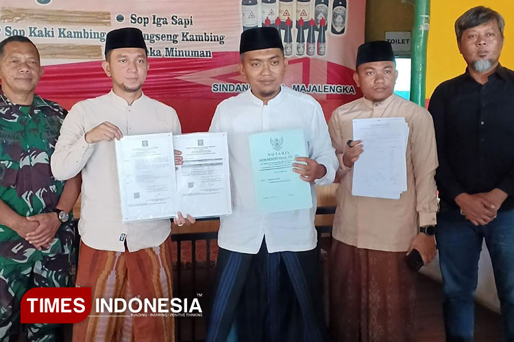 Pihak Yayasan Al-Irsyadiyyah KH Zenzen dan Danramil 1705/Cikijing menunjukan legalitas pendirian yayasan. (FOTO: Jaja Sumarja/TIMES Indonesia)