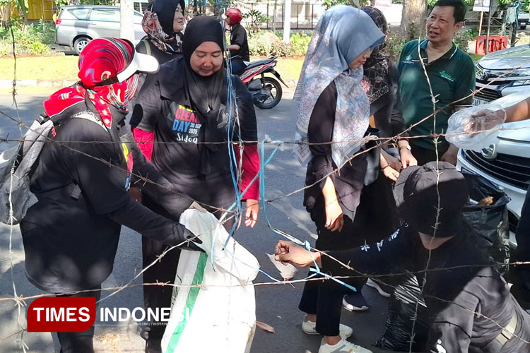 Berbagai komunitas dan Pemkab Sidoarjo bersihkan sampah dalam rangka World Cleanup Day 2025 (FOTO: Syaiful Bahri/TIMES Indonesia)