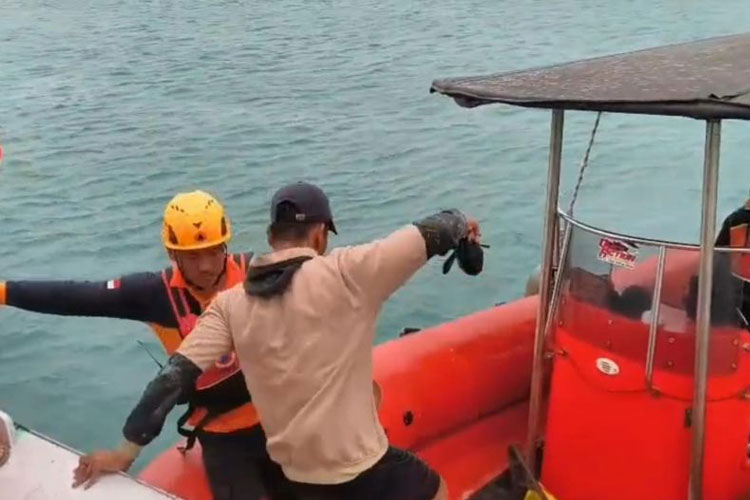 Sejumlah personel tim SAR gabungan mengevakuasi nelayan korban kapal tenggelam di perairan Pulau Nanas, Kabupaten Belitung Timur, Sabtu (20/9/2025). (FOTO: ANTARA/HO-Humas SAR Pangkalpinang)