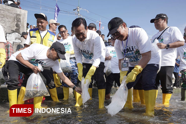 Gubernur DIY Sri Sultan bersama Wali Kota Yogyakarta Hasto Wardoyo melepaskan ikan di Sungai Code. (FOTO: Riyadi/TIMES Indonesia)