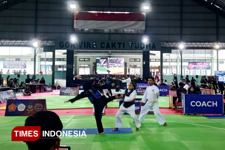 3 gelanggang perlombaan pencak dilat Piala Panglima TNI yang diadakan pada hari Sabtu (20/9/25) di GOR Vira Cakti Yudha. (FOTO: Heliavita Jasmine/TIMES Indonesia)