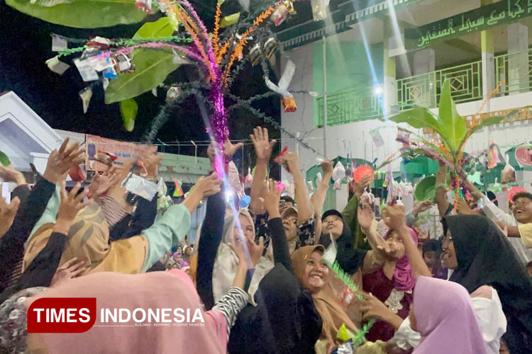 Serunya Grebeg Maulid Nabi di Jombang, Rebutan Perabot hingga Sembako