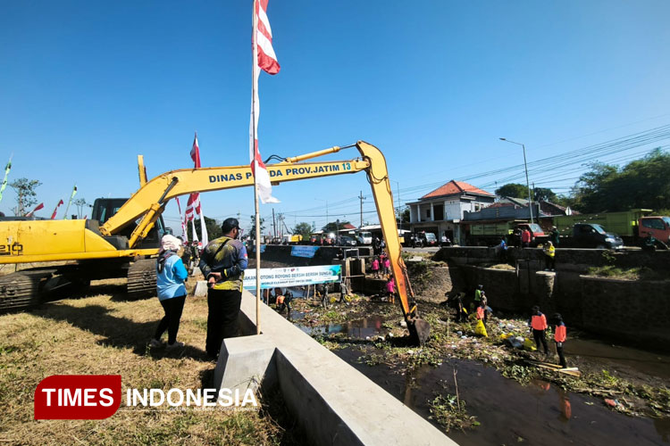 relawan-Sungai-Legundi-Probolinggo-2.jpg