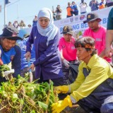 World Clean Up Day, Gubernur Khofifah Pimpin Aksi Bersih Sungai di Probolinggo
