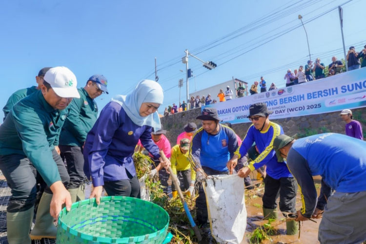 relawan-Sungai-Legundi-Probolinggo-5.jpg
