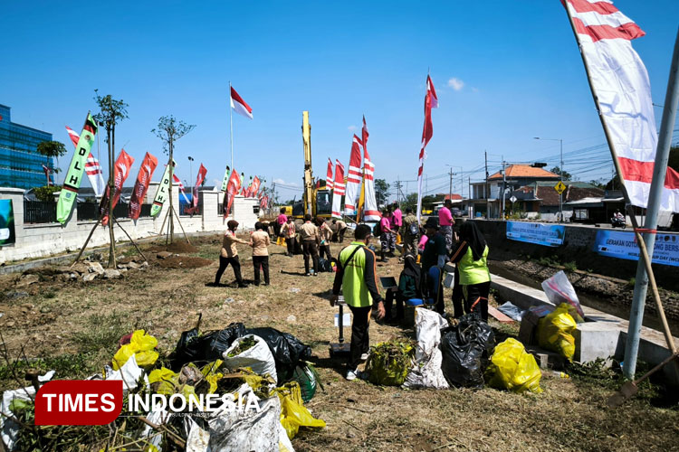 Para relawan bergotong-royong membersihkan Sungai Legundi dalam peringatan WDC 2025. (Foto: Sri Hartini/TIMES Indonesia)