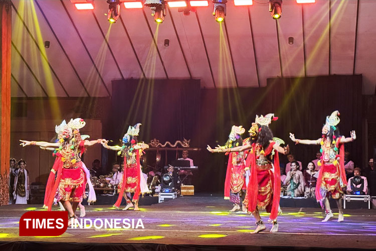Penampilan wayang topeng panji smara tahta memukau banyak penonton di taman krida, Jumat 19 September 2025 kota malang (foto: Beril Bestarino O.S./TIMES Indonesia)
