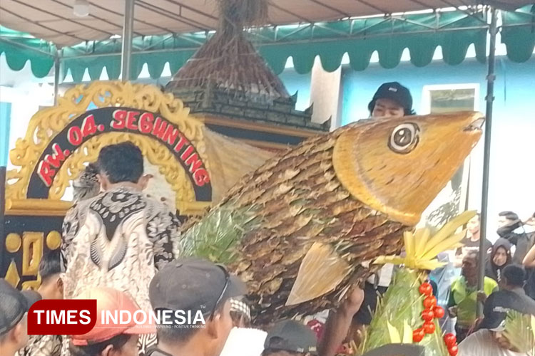 Penampakan tumpeng yang diisi ribuan ekor bandeng di Desa Tambakberas Cerme, Gresik. (Foto: Akmal/TIMES Indonesia)