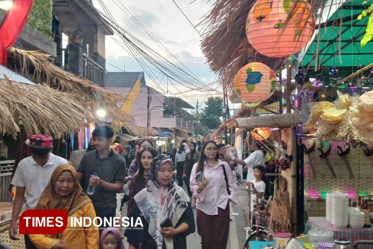 Antusias-pengunjung-ramaikan-Festival-Kampung-Budoyo-b.jpg