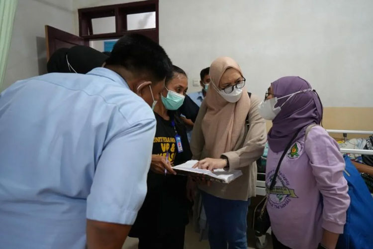 Tim Badan Gizi Nasional (BGN) meninjau penanganan pasien atau siswa yang mengalami keracunan diduga setelah menyantap makanan Program Makan Bergizi Gratis (MBG) di RSUD Trikora Salakan, Banggai Kepulauan, Sulawesi Tengah. (FOTO: ANTARA/HO-BGN)