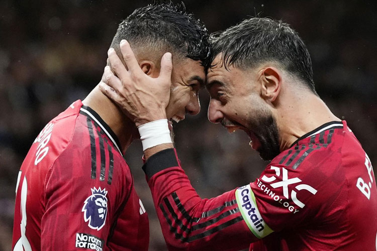 Bruno Fernandes dan Casemiro membawa Manchester United menang 2-1 atas Chelsea.