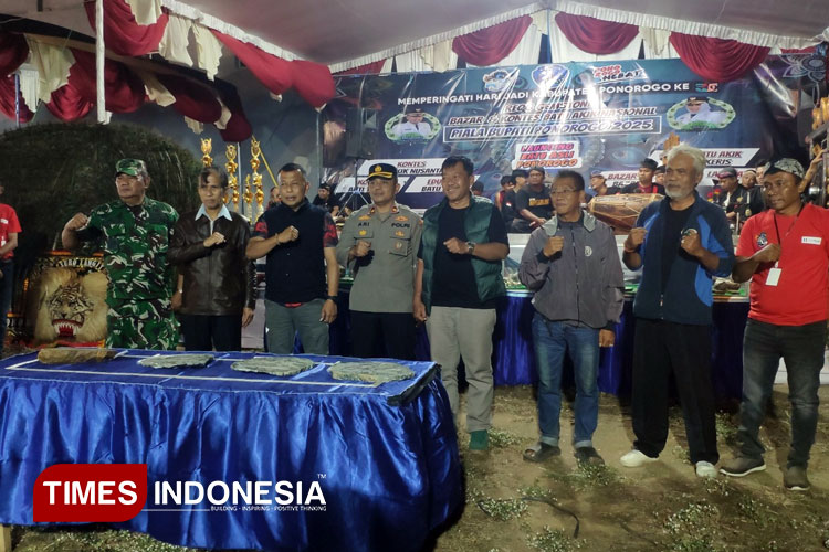 Bupati Ponorogo, Sugiri Sancoko (ketiga dari kiri) dan Prof Moh Fadli (kedua dari kiri)saat foto bersama saat acara Reog Gemstone 2025 di eks Pasar Lanang di Kabupaten Ponorogo, 11 September 2025 (FOTO: PSP UB for Times Indonesia)
