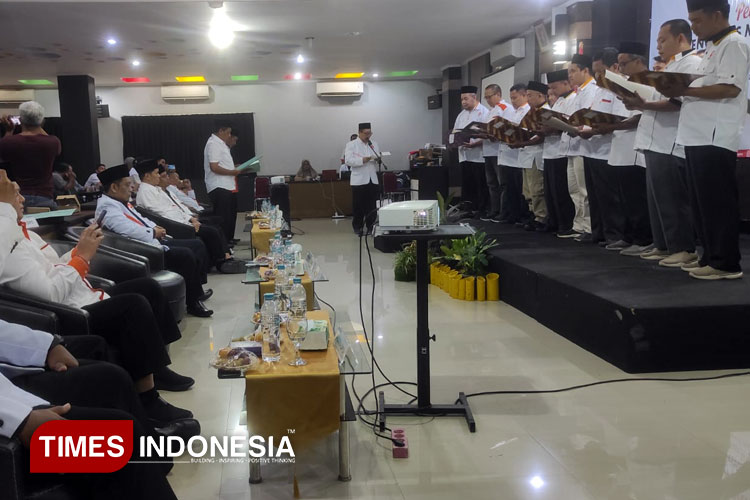 DPW PKS Jawa Tengah saat melantik jajaran pengurus MPD, DPD dan DEF PKS Banjarnegara. (FOTO: Muchlas Hamidi TIMES/Indonesia)