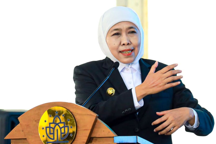 Gubernur Khofifah Ajak Wisudawan Universitas KH Abdul Chalim Mojokerto Jadi Generasi Inovatif