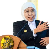 Gubernur Khofifah Ajak Wisudawan Universitas KH Abdul Chalim Mojokerto Jadi Generasi Inovatif