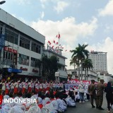 Berbalut Baju Tradisional, Penonton Kompak Ramaikan Teatrikal Perobekan Bendera di Surabaya