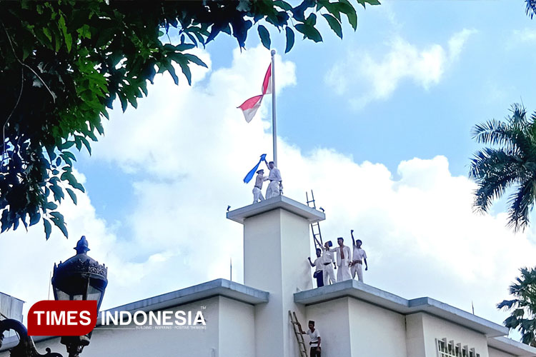 Momen puncak saat bagian biru bendera Belanda disobek, menyisakan merah putih. Sorak sorai penonton pun pecah, Minggu (21/9/2025). (Foto: Della Nur Khofiah/TIMES Indonesia)