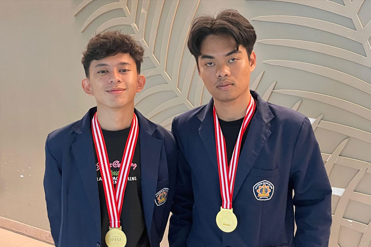 Ardana Pramayoga dan Muhammad Fajri Hardiyanto, peraih juara 1 di kejuaraan Indonesian Polytechnic English Championship (IPEC) 2 dalam kategori lomba Proficient in Videography 2025. (foto: Polinema/TIMES Indonesia)