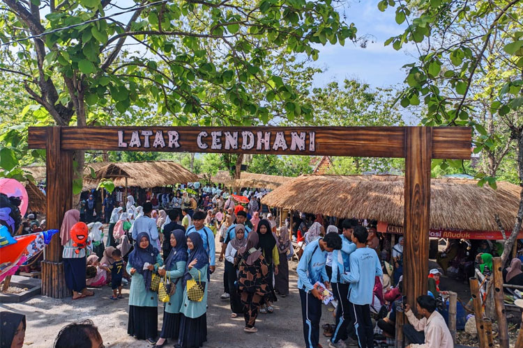 Pasar Minggu Legi Latar Cendhani, Wisata Unik Bernuansa Tradisional di Sendang Duwur Lamongan