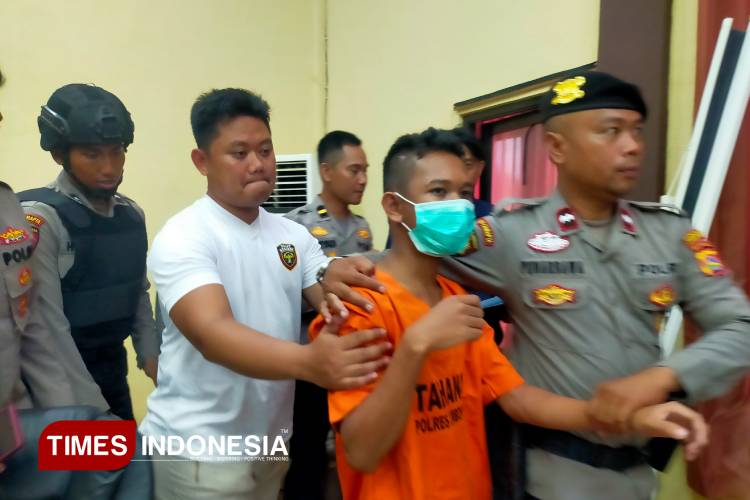 Pelaku pembunuhan mahasiswi Unram digiring. (Hery Mahardika/TIMES INDONESIA)