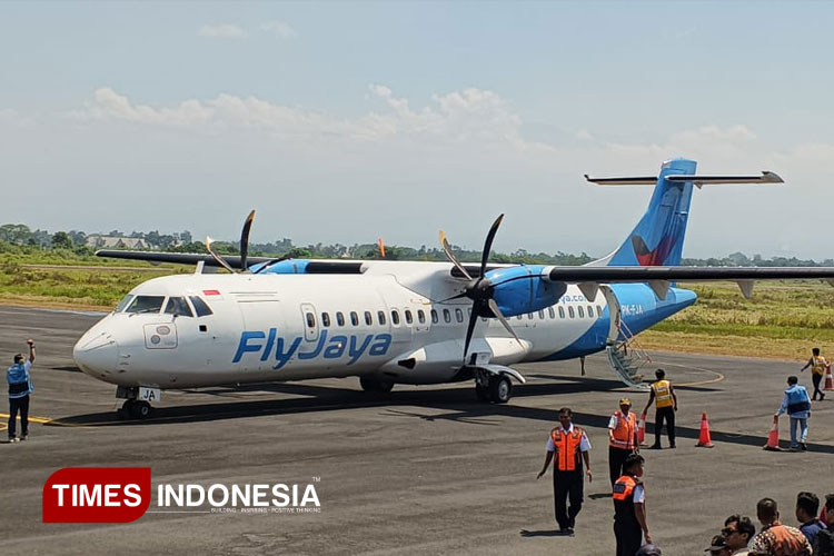 Pesawat ATR Fly Jaya yang akan menjalankan rute Jember - Jakarta di Bandara Notohadinegoro. (Foto: M. Abdul Basid/TIMES Indonesia)