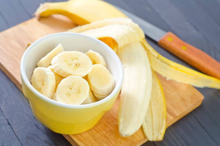 Kandungan karbohidrat, protein, serta gula alami dalam pisang mampu memberikan energi cepat bagi bayi.