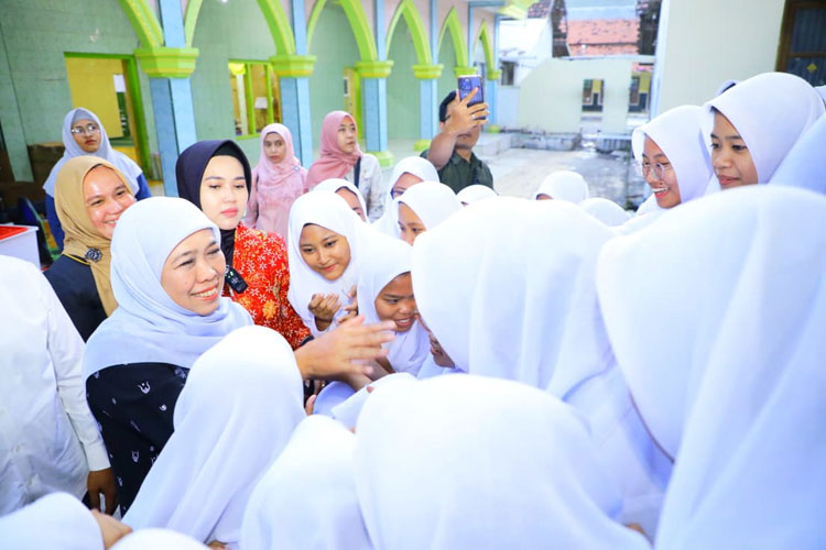 Gubernur Khofifah bersama.para santri Ponpes Nurul Qodim Paiton Probolinggo, Sabtu (20/9/2025) malam. (Foto: Dok. Humas Pemprov Jatim)