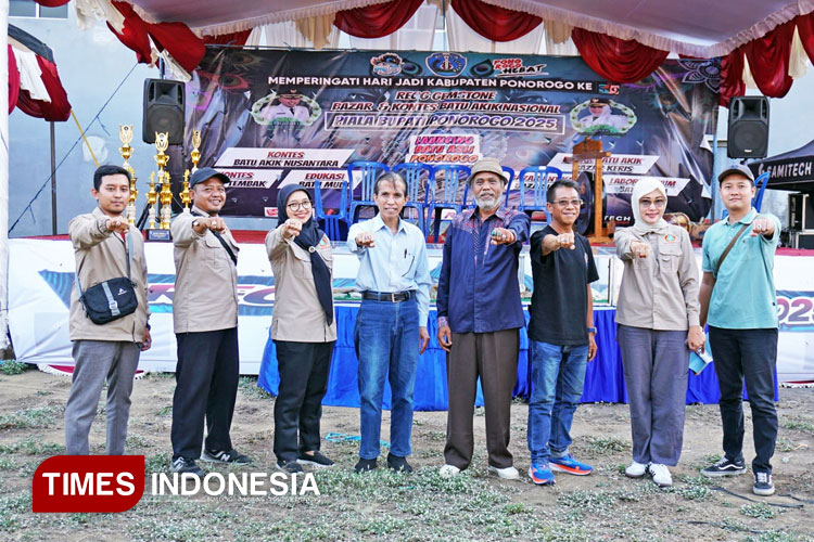 Prof-Moh-Fadli-foto-bersama-dengan-guru-pendamping-SMA1-dan-SMK1-Jenangan-Ponorogo.jpg