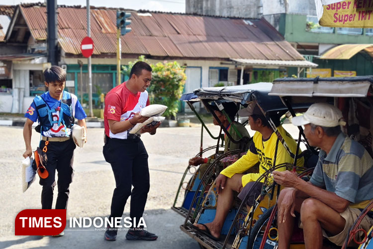 Relawan PMI Banjarnegara menyasar tukang becak dan warga yang membutuhkan bantuan beras. (FOTO: Dok Humas PMI Banjarnegara for TIMES Indonesia)