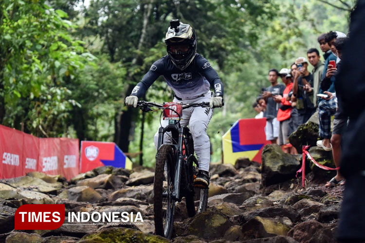 Duo Atlet Nasional Riska dan Rendy Gondol Medali Emas BIG Downhill 2025