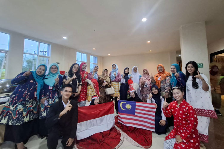 Kepala SMP Negeri 1 Singosari Ana Purwati saat foto bersama dengan Saudara dari Malaysia dalam program pertukaran siswa dua negara. (Foto: Slamet Mulyono for TIMES Indonesia)