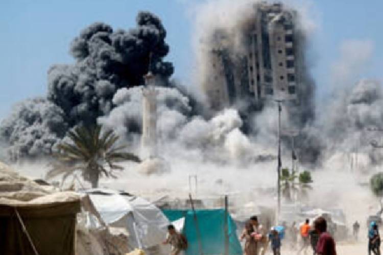 Teriakan keluarga sandera agar Israel tampaknya tidak akan digubris Perdana Menteri Israel, Benjamin Netanyahu, militernya dan dengan brutal terus menghancurkan bangunan di Gaza, padahal bisa saja sandera ada di sana. (FOTO: Arab News)