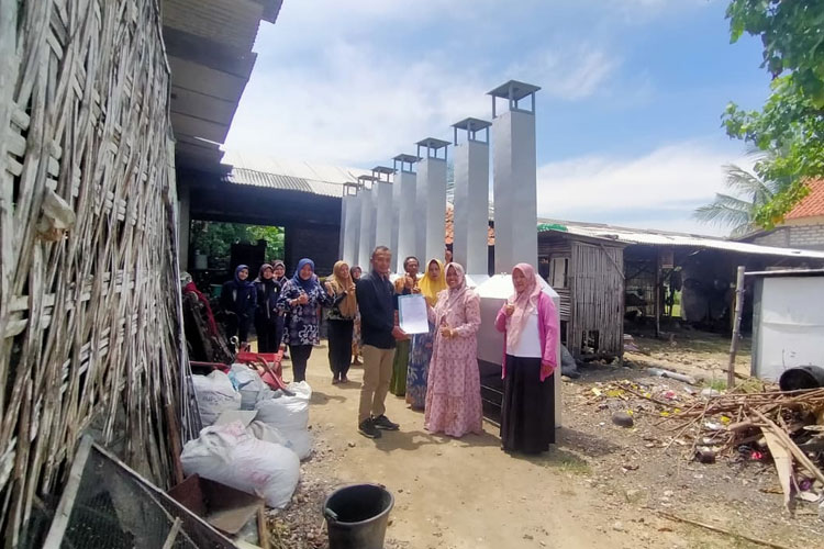 Penyerahan secara simbolis tungku pengasap ikan, alat vacuum sealer, dan freezer dari tim Fakultas Pertanian Universitas Trunojoyo Madura dan Politeknik Negeri Jember kepada Poklahsar Mina Olahan, Sampang. (foto-foto: Fakultas Pertanian UTM)