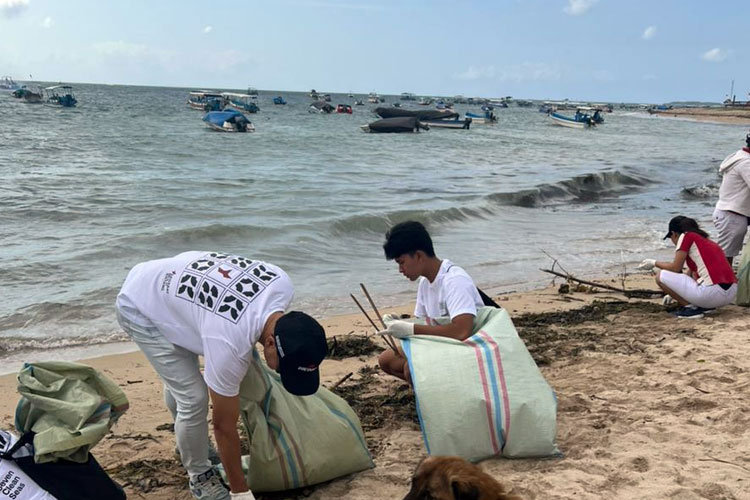 Yayasan Sahabat Multi Bintang dan Seven Clean Seas Bersihkan Pantai Tanjung Benoa Bali