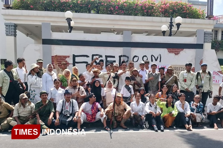 Para pemeran menampilkan Teatrikal perobekan bendera di hotel majapahit. (Foto: Devi Ismayanti/TIMES Indonesia)