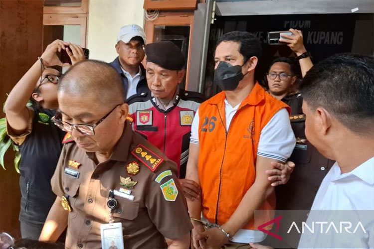Eks Kapolres Ngada Fajar saat akan masuk ke mobil tahanan di Kupang. Fajar dituntut hukuman penjara 20 tahun dalam kasus kekeresan seksual kepada anak. (ANTARA/Kornelis Kaha)