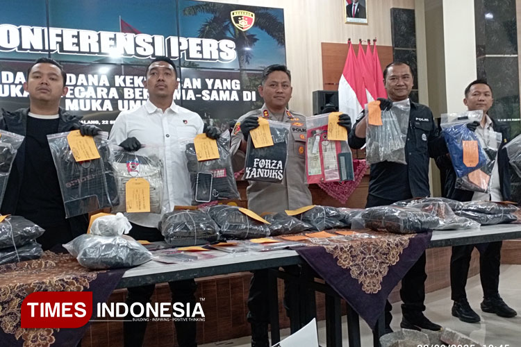 Kapolres Malang AKBP Danang Setyo dan jajaran, menunjukkan barang bukti yang disita dari para tersangka pelaku perusakan pos dan pantor polisi, di Polres Malang, Senin (22/9/2025). (Foto: Amin/TIMES Indonesia)
