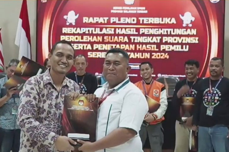 Ketua KPU Sulteng Risvirenol (kanan) saat menyerahkan Model D hasil tingkat provinsi kepada Ketua Bawaslu Sulteng Nasrun (kiri). (FOTO: ANTARA/HO-Humas KPU Sulteng)