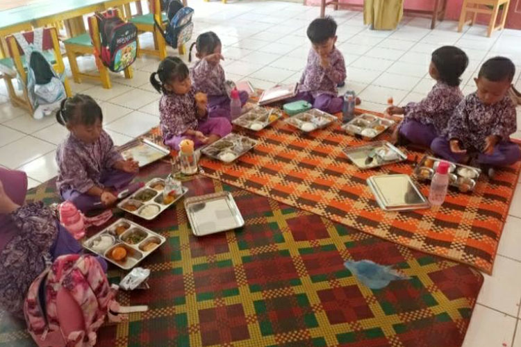 Para-siswa-menikmati-hidangan-program-MBG-2.jpg