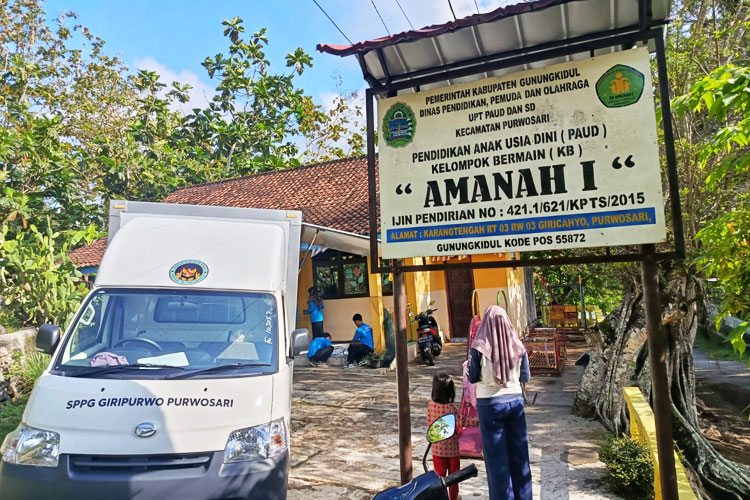 Para-siswa-menikmati-hidangan-program-MBG-3.jpg