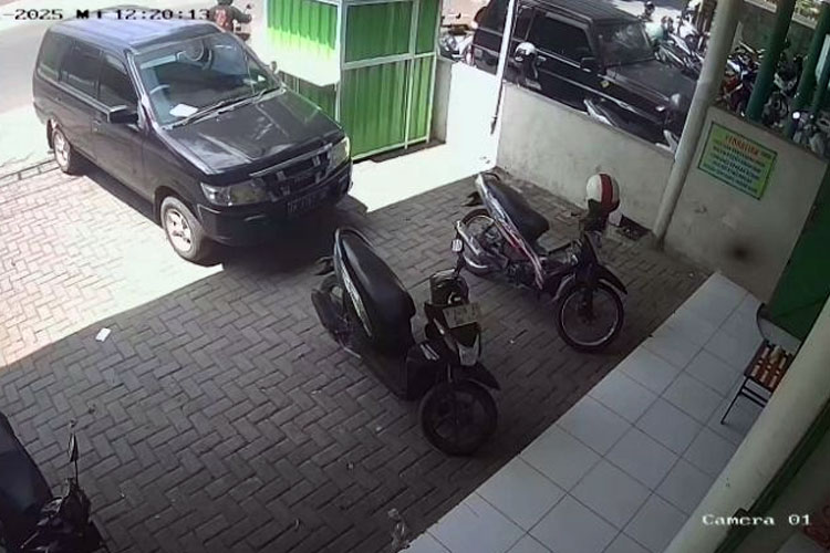 Rekaman CCTV dari minimarket yang memperlihatkan diduga pelaku pencurian motor di Kantor PCNU Bondowoso (FOTO: Moh Bahri/TIMES Indonesia)