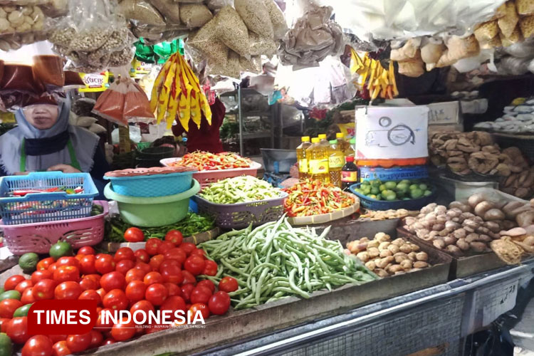 Jelang Akhir Bulan, Stok Bapokting di Pasar Jember Menurun