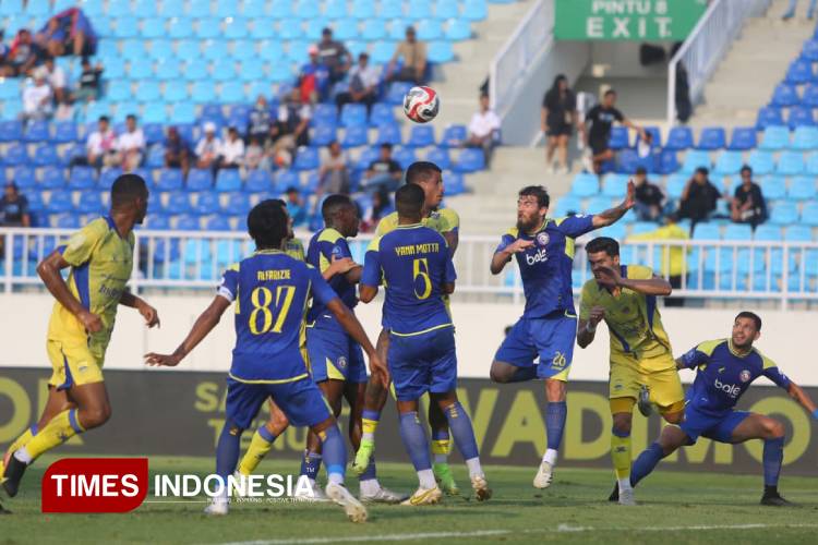 Duel sengit laga bigmatch Super League antara Arema FC melawan Persib Bandung di Stadion Kanjuruhan Kabupaten Malang, Senin (22/9/2025) sore. (Foto: Tria Adha/TIMES Indonesia))