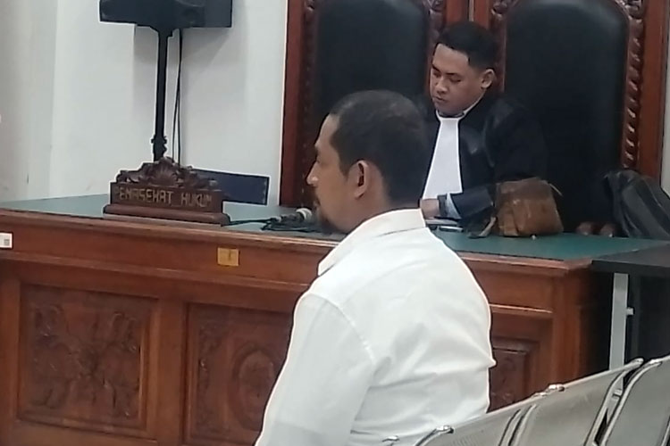 Terdakwa Eks Kapolres Ngada Fajar Widyadharma saat mendengarkan tuntutan Jaksa Penuntut Umum (JPU) di PN Kelas IA Kupang.(FOTO:Kasi Penkum Kejati NTT)